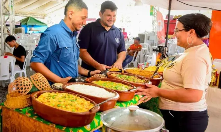 Praça de alimentação reúne sabores regionais e movimenta empreendedorismo